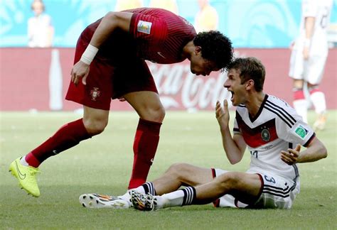 As müller was on the ground. Mundial 2014: Alemania destroza a Portugal - Pepe se ...