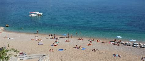 Het is er in het voor en na seizoen prima te vertoeven, met de ligging aan de zee heb je de ideale. Strand Lokrum in Dubrovnik, Dalmatien, Kroatien. Fotos ...