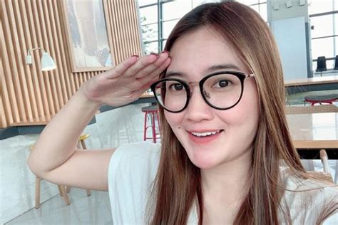 Supaya wawasanmu mengenai biodata nella kharisma lebih lengkap, saatnya mengetahui kehidupan pribadi artis dangdut berparas cantik ini. Hoax Nella Kharisma 'Gituan' Dengan Eks Bupati Kediri ...