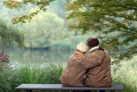 Oft hatten wir das gefühl, dass banken auf die bequemlichkeit älterer. Wenn die Liebe in die Jahre kommt: Im Alter ist Kuscheln ...