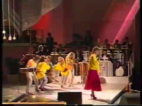 Trioala anders engberg lotta & anders engbergs orkestra lotta engbergs kikki she represented sweden in eurovision song contest 1987 with boogaloo after winning melodifestivalen 1987. MF 1987 01 Lotta Engberg Fyra Bugg & En Coca Cola - YouTube