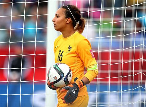 Le football féminin s'impose en france après la première guerre mondiale avec la mise en place d'un championnat de france en 1919 organisé par la fsfsf.le vendredi 30 avril 1920 2, 3 à deepdale 4, au stade du preston north end fc, une sélection des meilleures joueuses françaises de la fsfsf rencontre les dick, kerr's ladies fc, la formation anglaise de preston. Voici les 23 joueuses de l'équipe de France féminine de ...