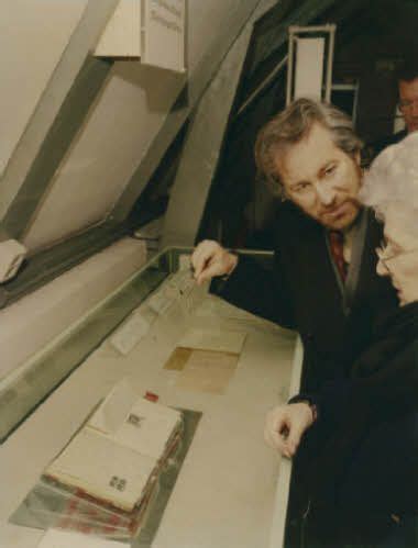 Das unternehmen wurde 1994 von steven spielberg, david geffen und jeffrey katzenberg gegründet. Steven Spielberg in the Anne Frank House with the diary ...