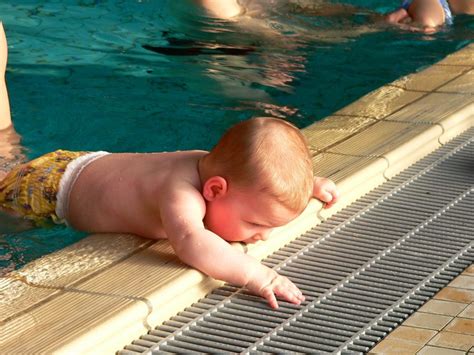 Ist eine schwangerschaftsjeans sinnvoll oder doch lieber eine hose aus. Babyschwimmen: ab wann? - Mamiweb.de