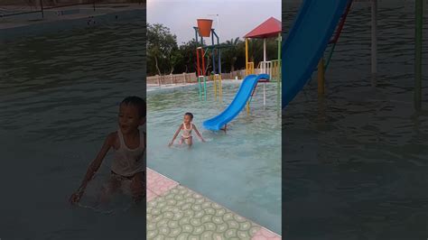 Kolam renang anak dengan kedalaman sekitar setengah meter, di kolam renang ini ada banyak perosotan. Mandi di kolam renang - YouTube