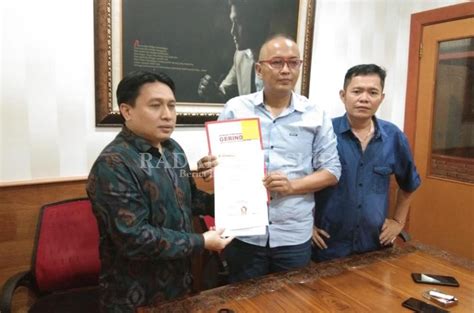 Kepopuleran bulutangkis juga membuat jabatan ketua umum pbsi menjadi sepopuler jabatan ketua umum pssi. Aria Pasrah Dicopot dari Jabatan Ketua DPRD - RADAR BEKASI