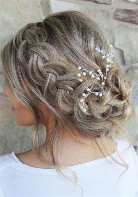 To get what we mean, please, look at this picture. 19 Gorgeous Hairstyles For Graduation Pictures 2020 ...