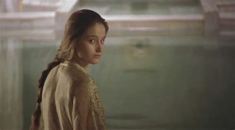 Abdulhamit dönemindeki bir paşa, kahire'deki bir köle tüccarından safiye'yi satın alır ve abdulhamit'e hediye eder. Cinéma Saigon: Harem Suaré (1999)