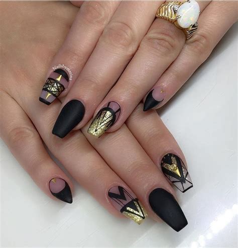 Con las uñas preparadas ya con sus tips pegados comienzo aplicar a críticos negro y color natural decorando con cintilla gruesa y unos cristales tornasol a. Uñas Acrilicas Negras En Punta : #Nails ⚪⚫☯ | ropa en 2019 | Uñas náuticas, Uñas negras ...