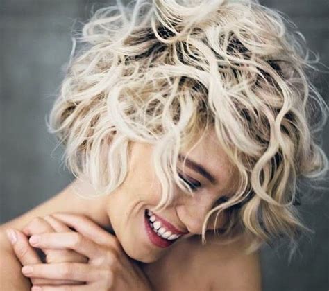 Capelli corti e ricci?il taglio perfetto non può che essere il pixie cut, l'haircut dinamico e freschissimo tra i più richiesti dalle star. capelli-biondi-corti-e-ricci - CapelliStyle