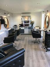 Dies findet alles an den bedienplätze statt. Zuhause Friseursalon. Haarkabine, HiltonHair.com. hause ...