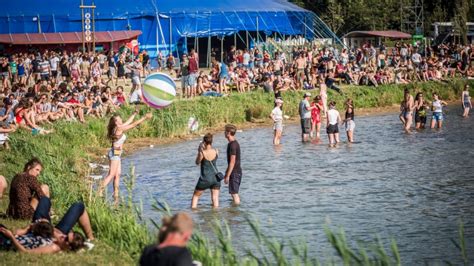 Man informiert sich über thema x, stößt dann jedoch: Festivalrapport: Down The Rabbit Hole is het leukste ...