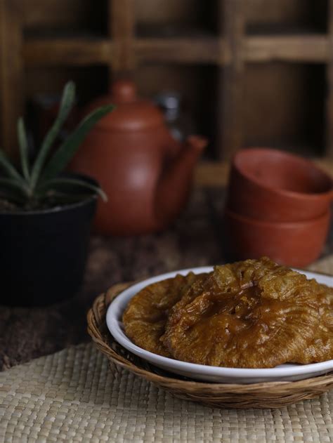 Akhirnya ketemu resep cucur yang ok ala bunda diah didi (dengan sedikit penyesuaian yaa) percobaan pertama, not bad lah yaaa karena berhasil bikin kue cucur yang bersarang cantik. Dapur Miranti: KUE CUCUR GULA MERAH