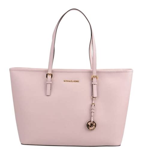 En journée, en soirée, le sac est décliné sous une multitude de styles, de couleurs et de matières. Sac cabas Jet Set Travel Michael Michael Kors Rose ...