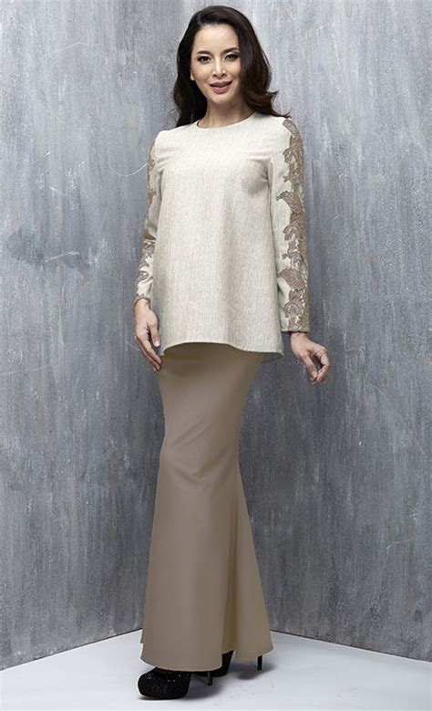 Baju kurung ialah sejenis pakaian tradisional orang melayu yang dipakai oleh kaum wanita masyarakat itu dan dipercayai telah mendapat pengaruh selain itu, baju kurung juga dikenali sebagai baju yang longgar, labuh, kadang kalanya labuh hingga ke lutut, bertangan panjang, berpesak, berkekek serta. 32 Baju Kurung Hitam Putih Online, Inspirasi Terbaru!