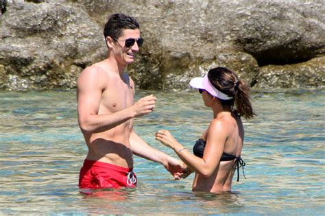 Lewandowski's wife, anna, gave birth to their daughter on thursday morning and the proud father wasted no time in posting a picture of himself bayern munich front man robert lewandowski says he is feeling 'wonderful' following the birth of his first child, klara. Bayern Munich's Robert Lewandowski's stunning WAG wows on ...
