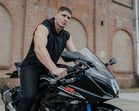 Glory champ rico verhoeven defends heavyweight title against alistair overeem on oct. Rico Verhoeven nieuwe ambassadeur Suzuki | MotoPlus