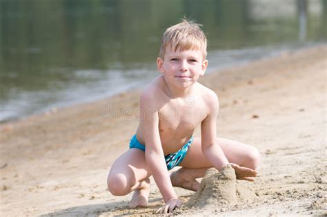 Die tragbare toilette ist eine chemietoilette, die eine angenehme sitzhöhe und eine elektrische kolbenpumpe hat. Kleiner Junge Auf Dem Strand Spielt Mit Sand Stockbild ...