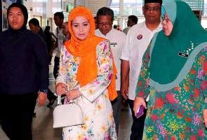 Raja zarith sofiah awards in sp1m rtm1. Johor Queen visits tahfiz student at Sultan Ismail ...