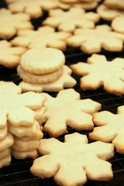 Just mix the batter, cut out your cookies and bake. Shortbread Cookies With Cornstarch Recipe / Best ...