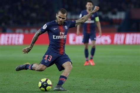 Considered one of the greatest right backs of all time, alves is the most decorated player in the history of football with 42 trophies and the second most decorated defender of all time in european competitions. Dani Alves hatalmas gólt rúgott, de a PSG összeomlott | Az ...