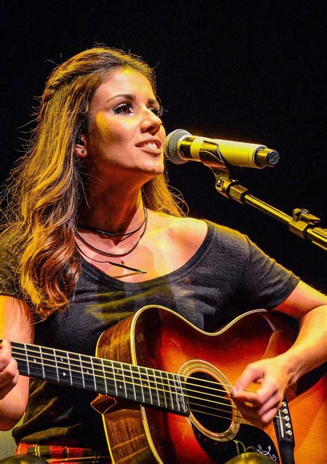 Paula fernandes de souza (28 de agosto de 1984, sete lagoas, minas gerais), é uma cantora e compositora brasileira. DE CORPO E ALMA - Paula Fernandes - LETRAS.COM