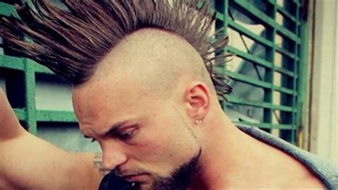 Cat rambut yang populer di gunakan oleh banyak orang terbagi menjadi tiga kategori, pertama cat rambut permanen di mana jenis ini memiliki ketahanan yang permanen dengan ketahanan yang cukup lama tidak mudah pudar. Warna Cat Rambut Yang Diperbolehkan Dalam Islam | Ide Perpaduan Warna