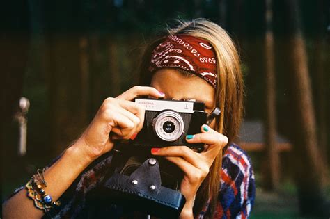 Comment mettre bandana tendance femme language:fr | au 14 ème siècle, ses larges bords protégeaient les paysannes du soleil. Comment mettre, porter, nouer un bandana