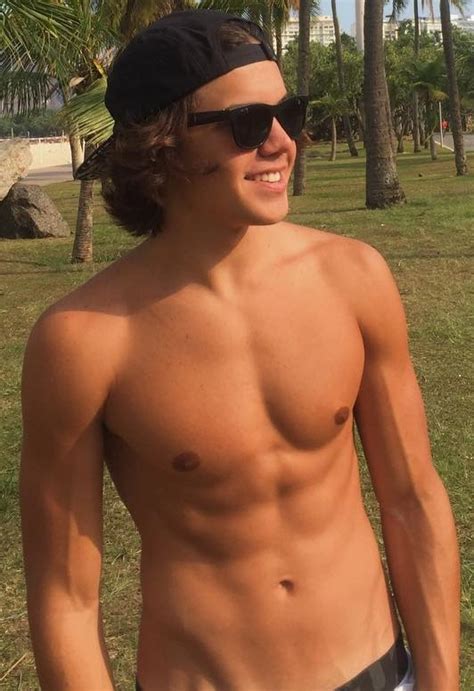 É o atual namorado de larissa manoela. Leo Cidade - Fotos nu e pelado - Homem Nu