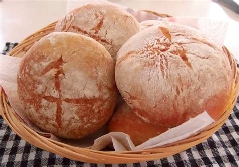 Le pain est un aliment de base dans de nombreuses cultures, avec ou sans levure, plat, rond, cuit au four ou à la poêle, il est présent partout dans le monde. J'ai trouvé la meilleure recette de pain maison - Truc ...
