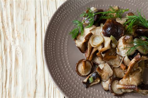 Una seta que sabe a final del verano, a lluvia ligera de otoño, un bocado exquisito que no te puedes perder. Setas al ajillo - 9 recetas fáciles - Unareceta.com