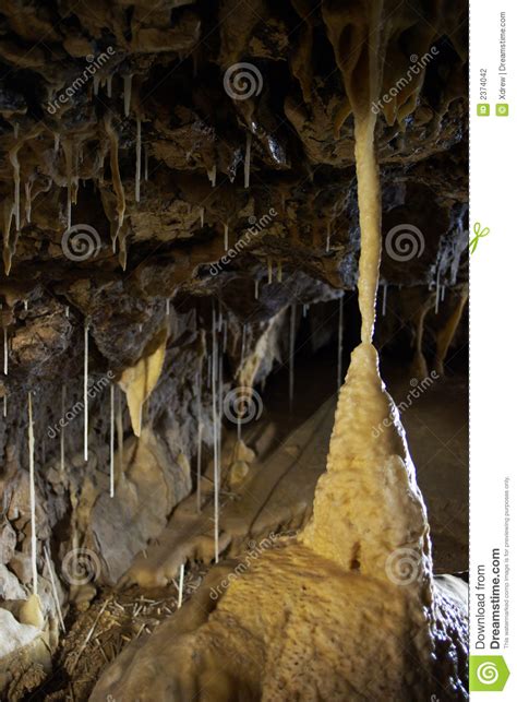 De grotten waren gevormd door erosie en instorting. Stalagmieten En Stalactieten Stock Foto - Afbeelding ...