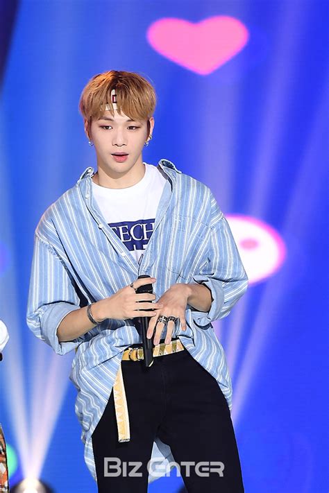 머리 인정심 넘치는게 아니라 일을 안 하는거 아님? BZ포토 워너원 강다니엘, '머리 위에 하트가 떴네~'-비즈엔터