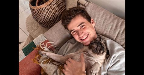 Folle amoureuse, enjoyphoenix pose de façon adorable avec son chéri henri peiffer. Henri PFR et Jelly, le chien d'EnjoyPhoenix, sur Instagram ...