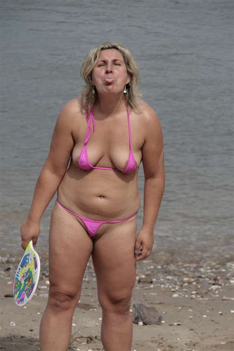 J'ai déjà un compte créer un compte. Une mature blonde joue sur la plage avec son mini bikini ...