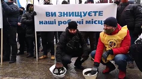 Шахтарі вийшли на протести в києві: Завтра на Кіровоградщині шахтарі ДП "СхідГЗК" перекриють ...