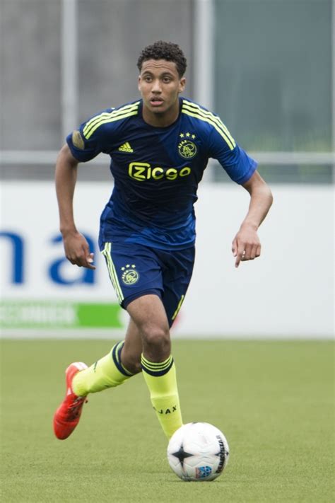 Dat steekt, maar de verdediger, die dit seizoen een vaste basisplaats veroverde, heeft. Jairo Riedewald foto - FCUpdate.nl