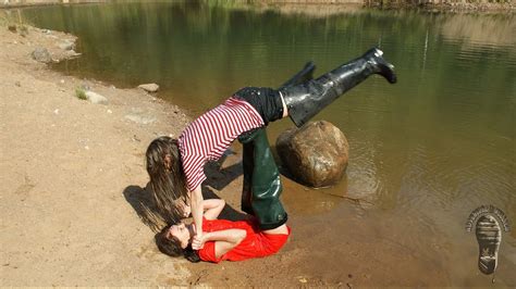 Hübschen girls in gummistiefeln, gummireitstiefeln, waders, latex, regenkleidung und schönen füssen. Wet girls in waders are having fun - YouTube