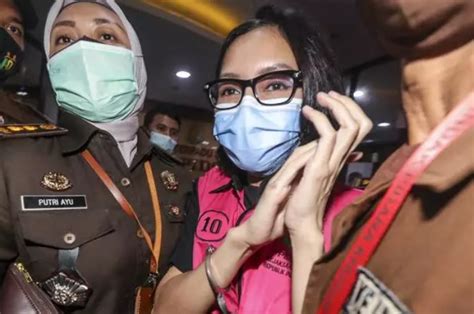 Indonesia corruption watch (icw) menyesalkan hukuman eks jaksa pinangki sirna malasari di kasus korupsi dan pencucian uang berkurang menjadi icw menilai seharusnya pinangki dihukum lebih berat. Tangani Pinangki, Jampidsus: Dulu Dibilang Lelet, Sekarang ...