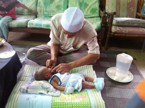 Terdapat kewajiban bagi setiap muslim untuk beraqiqah ketika memiliki bayi yang baru lahir. Landskap Siasah: YB Radzi tahnik bayi di Kg Sengat