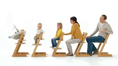 Chaise haute ergonomique, évolutive et confortable faite en hêtre par le designer scandinave peter opsvik. Chaise haute Tripp Trapp - Stokke - YouTube