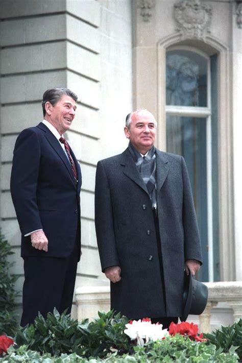 Le 11 mars 1985, mikhaïl gorbatchev succède à constantin tchernenko à la tête de l'union soviétique, cinq heures seulement après l'annonce de la mort de ce dernier. File:Reagan and Gorbachev (1985).jpg - Wikimedia Commons