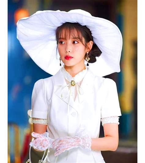 Due to an unexpected case, he begins to work as a manager at hotel del luna. Hotel_del_luna__iu-drama-korea-subindo em 2020 (com ...