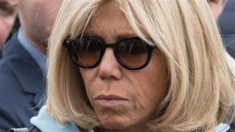 Titulaire d'une maîtrise de lettres et du capes de lettres classiques. Brigitte Macron : une très rare photo avec son premier ...