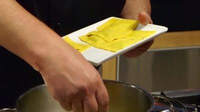 La regola generale è che gli alimenti cotti deperibili non vanno mai tenuti a temperatura ambiente per più di due ore dopo la preparazione. Ravioli carciofi e ricotta | Cookaround