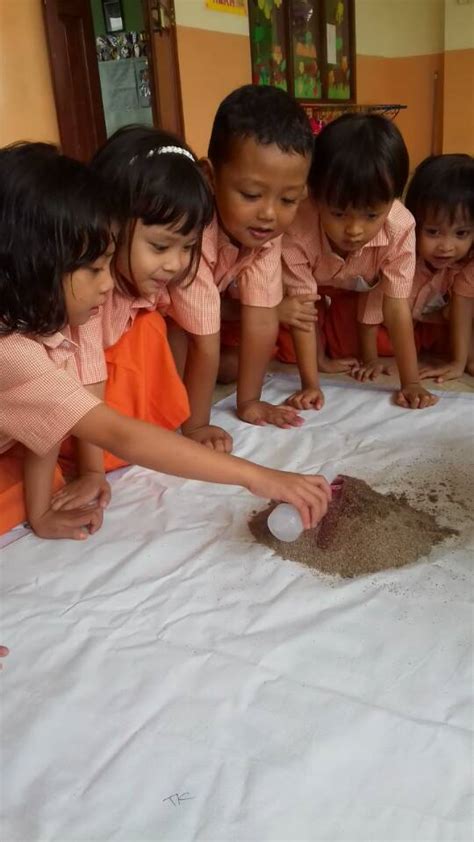 550 warga yang mengungsi dari desa supiturang. Praktek Membuat Miniatur Gunung Meletus TK Islam Darunnajah