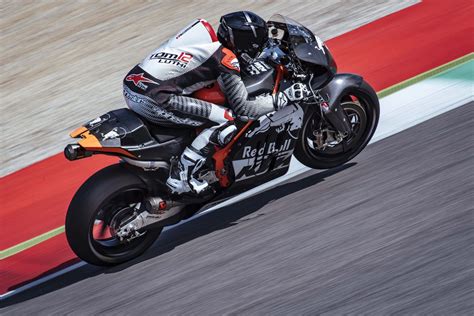 Things seem to be on the move at ducati, as the ducati corse boss gigi dall'igna has confirmed the generic layout of the new engine the borgo panigale group plans to use in the future championships. Video of the KTM RC16 MotoGP bike and its 90 degree V4 ...