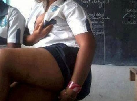 Idara ya upelelezi inasema imebaini kuwa wasichana hao wanahadiwa kupitia simu za humu nchini kwenye mitandao ya kijamii ambazo zinatumia nambari za rununu za kimataifa. WASICHANA WA SEKONDARI NI HATARI SANA KWA SASA TUWE MAKINI ...
