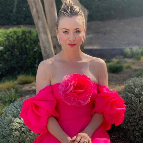 The ceremony takes place later than usual in 2021 due to the pandemic. Kaley Cuoco et d'autres stars portent des robes roses aux ...