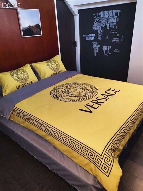 Piumino letto versace blu giallo / blue patchwork trapunta e biancheria di colore bianco su bianco in ferro battuto letto in stile. Piumino Letto Versace Blu Giallo / Italy01 Versace Home La ...